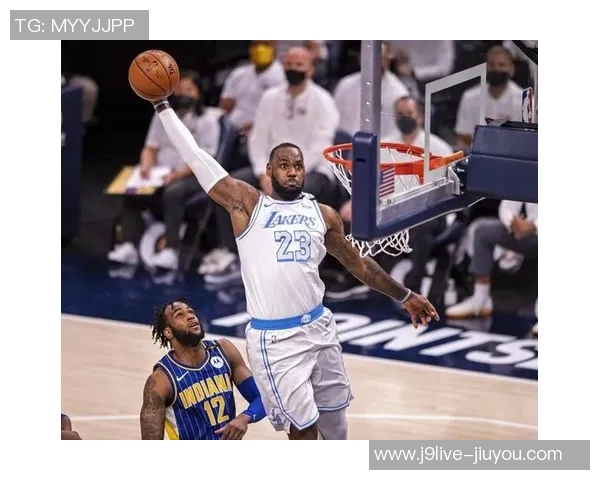 马卢阿奇精彩顺下空接暴扣成功打入本场首分展现出色表现 马卢阿奇精彩顺下空接暴扣成功打入本场首分展现出色表现