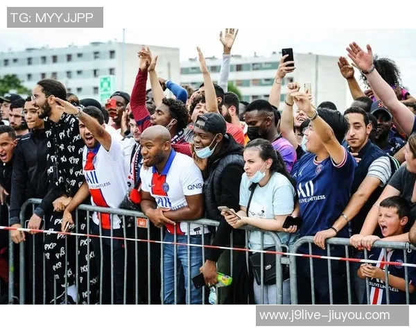 巴黎球迷大巴深夜抛锚高速上80人被困数小时等待救援 巴黎球迷大巴深夜抛锚高速上80人被困数小时等待救援