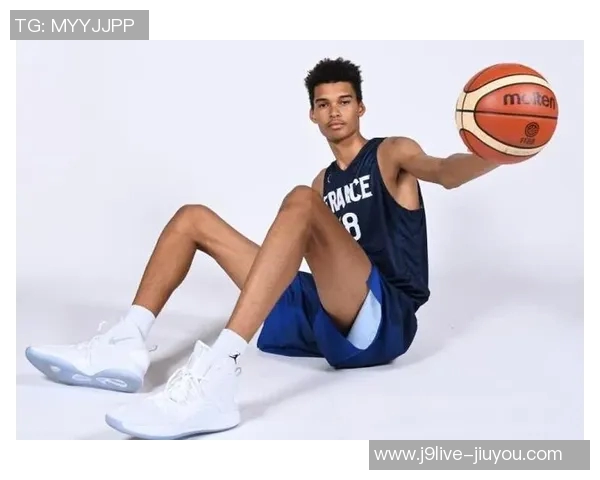 哈珀赞文班亚马全能表现其打法时而似控卫展现多面才华 哈珀赞文班亚马全能表现其打法时而似控卫展现多面才华