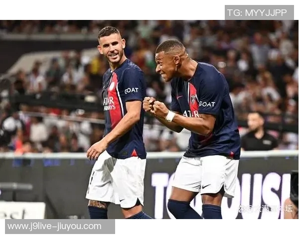 绝平巴黎伊桑与姆巴佩庆祝合影展现兄弟情深与奋斗历程