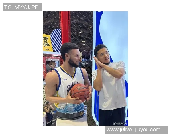 布克赛后与模仿者中国布克亲密合影赠送签名球衣展现友谊与支持 布克赛后与模仿者中国布克亲密合影赠送签名球衣展现友谊与支持